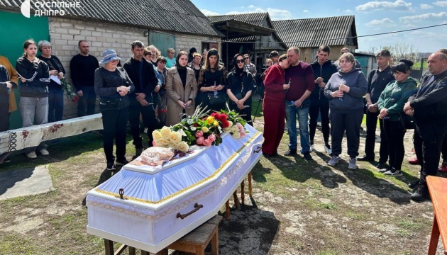 На Дніпропетровщині поховали 19-річну студентку, яка загинула через ракетний обстріл Сум На Дніпропетровщині поховали 19-річну студентку, яка загинула через ракетний обстріл Сум
