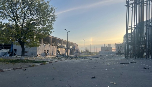 Russen zerstören Eisarena in Cherson mit Gleitbomben Russen zerstören Eisarena in Cherson mit Gleitbomben