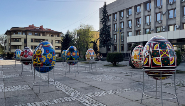В Ужгороді напередодні Великодня розмістили на площі виставку писанок В Ужгороді напередодні Великодня розмістили на площі виставку писанок