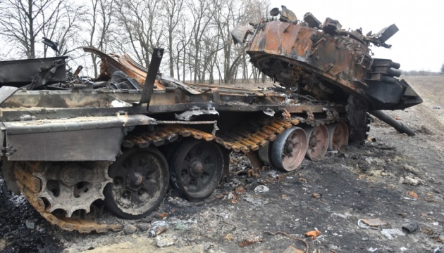 У Маріуполі росіяни перекидають розбиту військову техніку до меткомбінату Ілліча У Маріуполі росіяни перекидають розбиту військову техніку до меткомбінату Ілліча