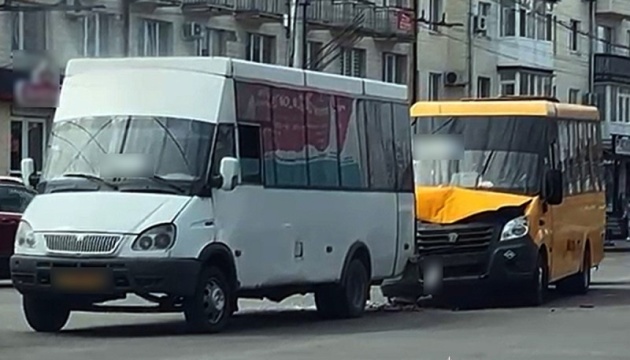 У Полтаві зіткнулися дві маршрутки, серед постраждалих - дитина У Полтаві зіткнулися дві маршрутки, серед постраждалих - дитина
