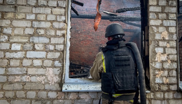На Сумщині рятувальники потрапили під повторний обстріл, пошкоджене пожежне авто На Сумщині рятувальники потрапили під повторний обстріл, пошкоджене пожежне авто