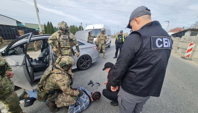 На Тернопільщині посадовець виконавчої служби зі спільниками за $13 тисяч переправляли ухилянтів за кордон На Тернопільщині посадовець виконавчої служби зі спільниками за $13 тисяч переправляли ухилянтів за кордон