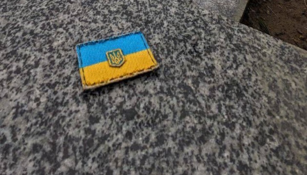 У Криму активісти провели акцію спротиву - поширили проукраїнські стрічки та наліпки У Криму активісти провели акцію спротиву - поширили проукраїнські стрічки та наліпки