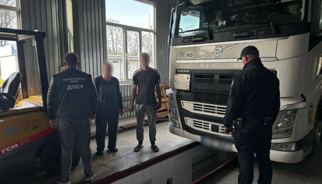 У цистерні з олією: на кордоні затримали чоловіка, який намагався незаконно виїхати до Молдови У цистерні з олією: на кордоні затримали чоловіка, який намагався незаконно виїхати до Молдови