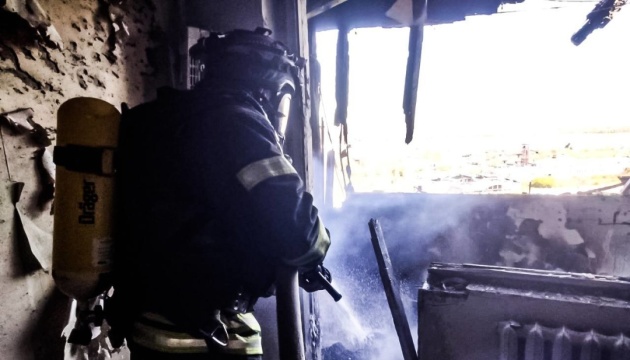 У Херсоні ворожий дрон влучив у багатоповерхівку У Херсоні ворожий дрон влучив у багатоповерхівку