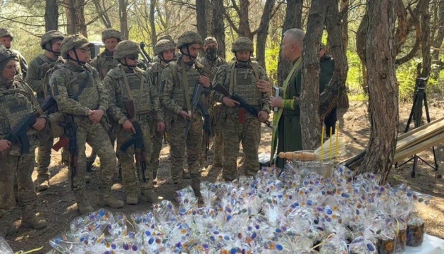 На Покровському напрямку капелани освятили 7000 пасок для військових