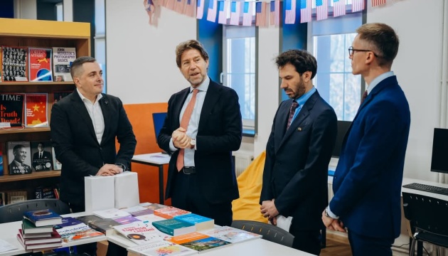 Посольство Італії передало Маріупольському університету в Києві книжки та навчальні матеріали