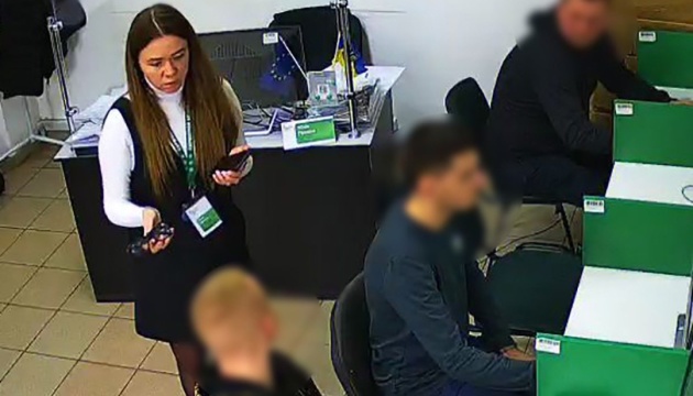 На Львівщині в сервісному центрі МВС чоловік намагався скласти іспит за допомогою «розумних» окулярів На Львівщині в сервісному центрі МВС чоловік намагався скласти іспит за допомогою «розумних» окулярів