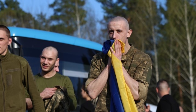 Серед звільнених із російського полону українців - 268 рядових і сержантів та дев’ятеро офіцерів Серед звільнених із російського полону українців - 268 рядових і сержантів та дев’ятеро офіцерів
