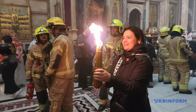 В Єрусалимі зійшов Благодатний вогонь В Єрусалимі зійшов Благодатний вогонь