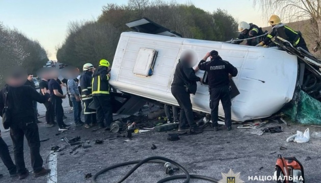 ДТП з маршруткою на Вінниччині: кількість загиблих зросла до трьох, восьмеро поранених ДТП з маршруткою на Вінниччині: кількість загиблих зросла до трьох, восьмеро поранених