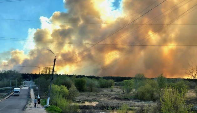 На Харківщині вогнеборці ліквідують пожежу на площі близько 10 гектарів На Харківщині вогнеборці ліквідують пожежу на площі близько 10 гектарів