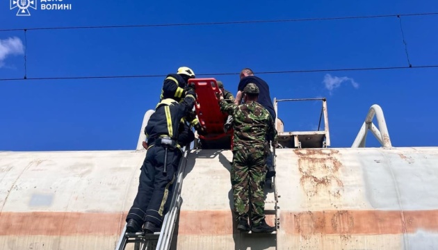 На Волині дитину ударило струмом на даху вагона На Волині дитину ударило струмом на даху вагона