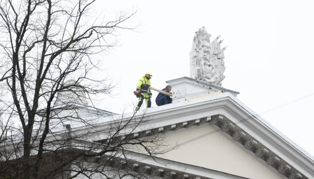 У Таллінні демонтують радянську символіку з будівлі Центру російської культури У Таллінні демонтують радянську символіку з будівлі Центру російської культури