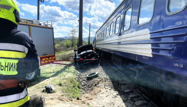 На Закарпатті автомобіль зіткнувся з поїздом