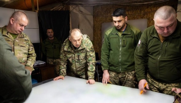 Сирський відвідав бригади на Сумщині, які відбивають спроби Росії захопити прикордоння