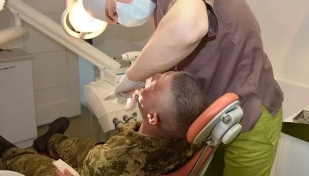 Вже понад 25 тисяч захисників скористалися послугами безоплатного зубопротезування - МОЗ Вже понад 25 тисяч захисників скористалися послугами безоплатного зубопротезування - МОЗ