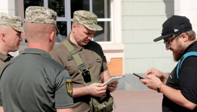 «Західний» фейк від РФ: ТЦК за винагороду наймають цивільних для «полювання» за придатними до служби чоловіками «Західний» фейк від РФ: ТЦК за винагороду наймають цивільних для «полювання» за придатними до служби чоловіками