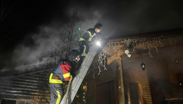 На Київщині внаслідок падіння уламків дрона виникла пожежа у готельно-ресторанному комплексі