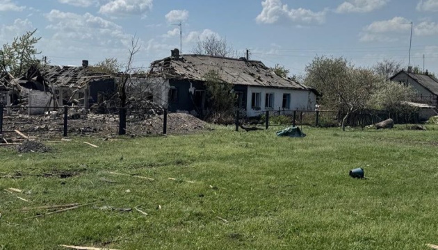 Росіяни скинули три авіабомби на селище в Донецькій області, є поранений Росіяни скинули три авіабомби на селище в Донецькій області, є поранений