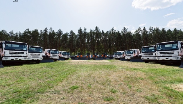 Українські рятувальники отримали самоскиди та бульдозери від Південної Кореї Українські рятувальники отримали самоскиди та бульдозери від Південної Кореї