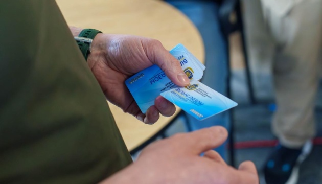 Для переселенців із Херсонщини запускають «Картку херсонця» Для переселенців із Херсонщини запускають «Картку херсонця»