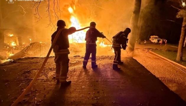 На Житомирщині показали наслідки російських ударів - під час повторного обстрілу поранений рятувальник