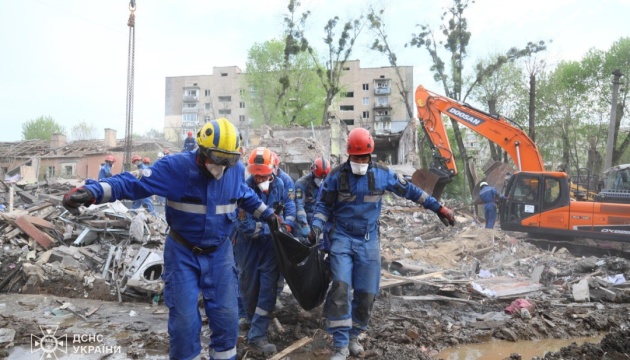 У Києві кількість загиблих внаслідок масованого удару РФ зросла до 10, постраждалих - 90 У Києві кількість загиблих внаслідок масованого удару РФ зросла до 10, постраждалих - 90