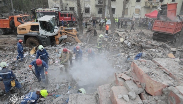 Rescuers confirm tenth body recovered from Kyiv rubble was that of a minor Rescuers confirm tenth body recovered from Kyiv rubble was that of a minor