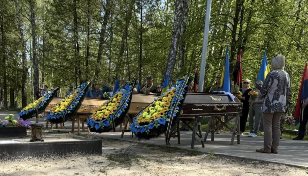 У Чернігові на військовому цвинтарі попрощалися з чотирма бійцями, родичів яких не знайшли У Чернігові на військовому цвинтарі попрощалися з чотирма бійцями, родичів яких не знайшли