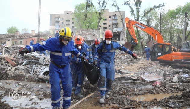 Десятий загиблий, якого знайшли під завалами у Києві, був неповнолітнім - рятувальники