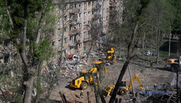 У Києві триває ліквідація наслідків російських ударів - розбирають пошкоджені конструкції У Києві триває ліквідація наслідків російських ударів - розбирають пошкоджені конструкції