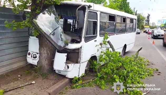У Полтаві автобус влетів у дерево, серед вісьмох постраждалих є дитина У Полтаві автобус влетів у дерево, серед вісьмох постраждалих є дитина