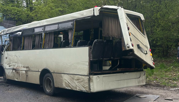 На Львівщині вантажівка зіткнулася з рейсовим автобусом, загинула 12-річна дівчинка На Львівщині вантажівка зіткнулася з рейсовим автобусом, загинула 12-річна дівчинка