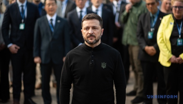 Зеленський: Місце удару балістики у Києві відвідали понад 50 представників посольств Зеленський: Місце удару балістики у Києві відвідали понад 50 представників посольств