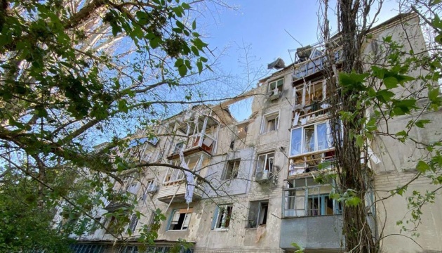 Російські війська вдарили з авіації по Дніпровському району Херсона, поранена жінка Російські війська вдарили з авіації по Дніпровському району Херсона, поранена жінка
