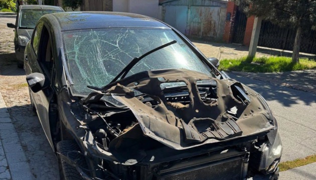 У Херсоні росіяни скинули вибухівку на цивільне авто У Херсоні росіяни скинули вибухівку на цивільне авто