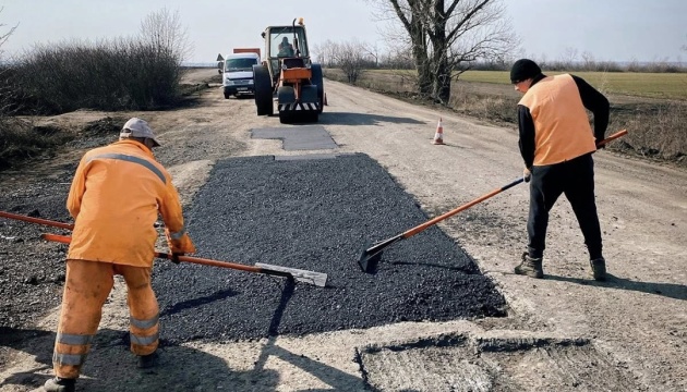 Від початку року в Україні відремонтували 672 тисяч квадратних кілометрів прифронтових доріг Від початку року в Україні відремонтували 672 тисяч квадратних кілометрів прифронтових доріг