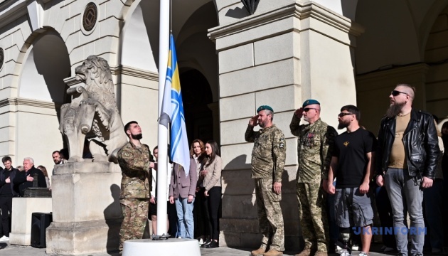 У Львові підняли Військово-морський прапор ЗСУ / Фото: Анастасія Смольєнко, Укрінформ 