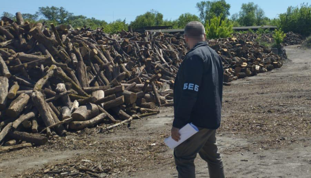 Замість дров для ЗСУ купували квартири та раритетні авто: оголосили підозри учасникам злочинної організації