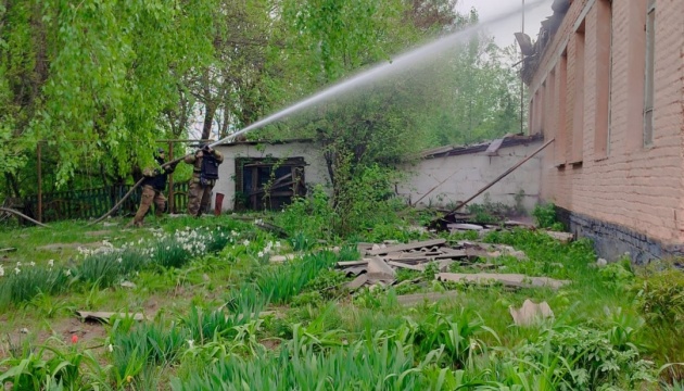На Сумщині рятувальники під час гасіння пожежі потрапили під повторний обстріл РФ На Сумщині рятувальники під час гасіння пожежі потрапили під повторний обстріл РФ