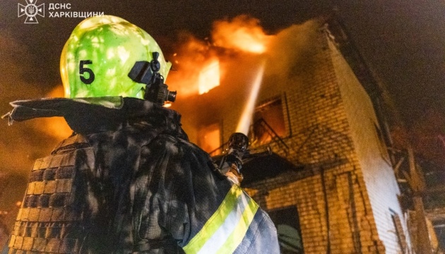 Росіяни вночі атакували Харків та область дронами й КАБами - горіли будинки і підприємство, 50 постраждалих Росіяни вночі атакували Харків та область дронами й КАБами - горіли будинки і підприємство, 50 постраждалих
