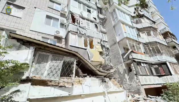 Обстріл Херсона: в ОВА показали наслідки ворожого удару по Корабельному району Обстріл Херсона: в ОВА показали наслідки ворожого удару по Корабельному району