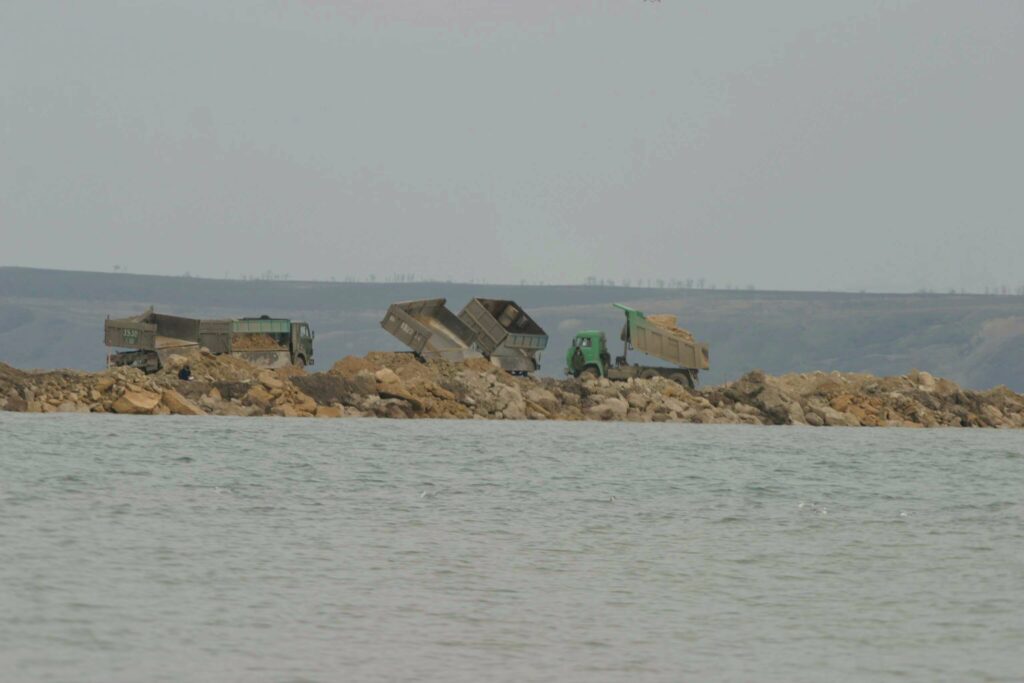 Росія будує дамбу до Тузли