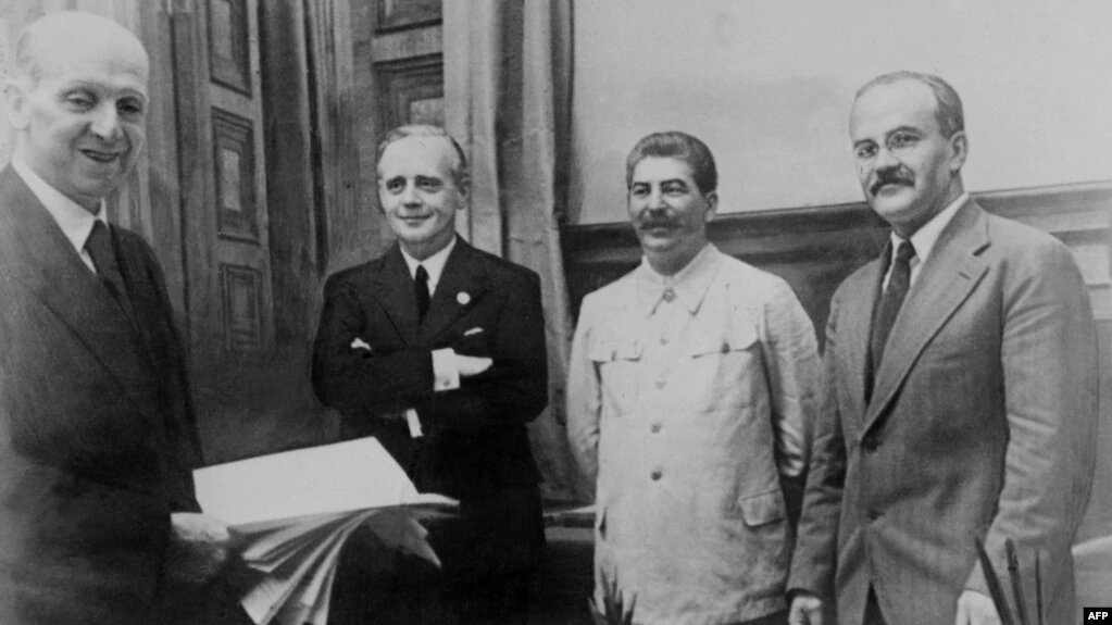 Під час підписання па ... отова-Ріббентропа