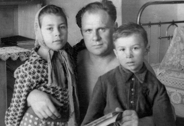 Олексій Прокопович разом з дітьми після звільнення з таборів Олексій Прокопович разом з дітьми після звільнення з таборів