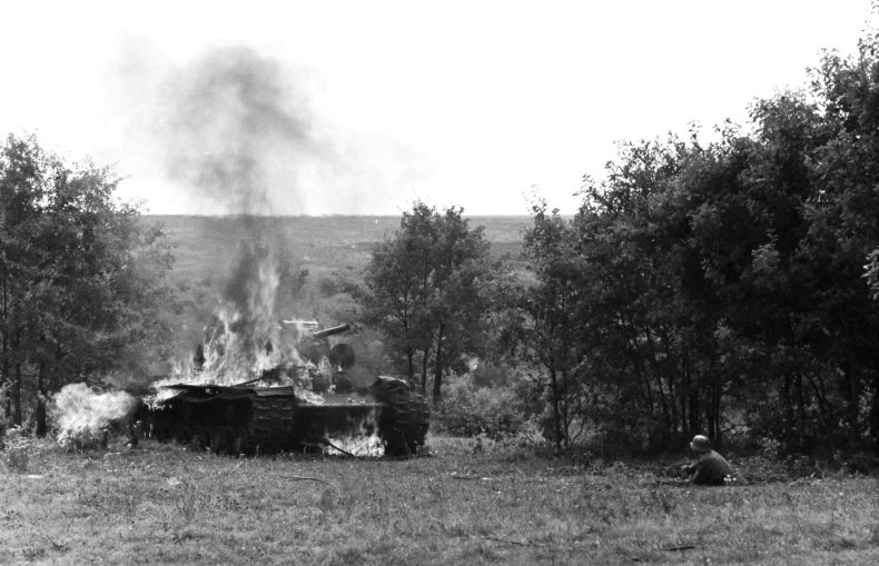Палаючий радянський танк КВ-1 та угорський солдат в окопі під Харковом. Весна, 1942 рік / Фото: memory.gov.ua Палаючий радянський танк КВ-1 та угорський солдат в окопі під Харковом. Весна, 1942 рік / Фото: memory.gov.ua