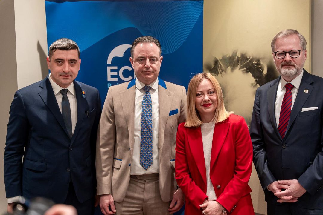 Сіміон послідовно демонструє прихильність до прем'єрки Італії Джорджи Мелоні. Фото зі сторінки політика у Фейсбук