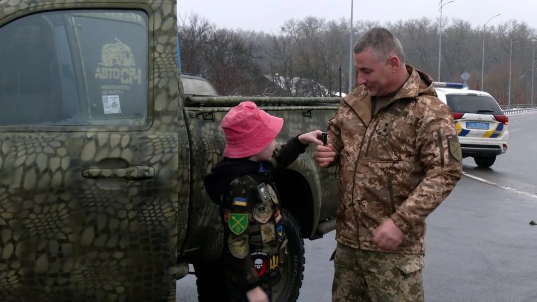 Восьмирічний Сергій передає машину командувачу ОК “Північ”. Фото df.news Восьмирічний Сергій передає машину командувачу ОК “Північ”. Фото df.news
